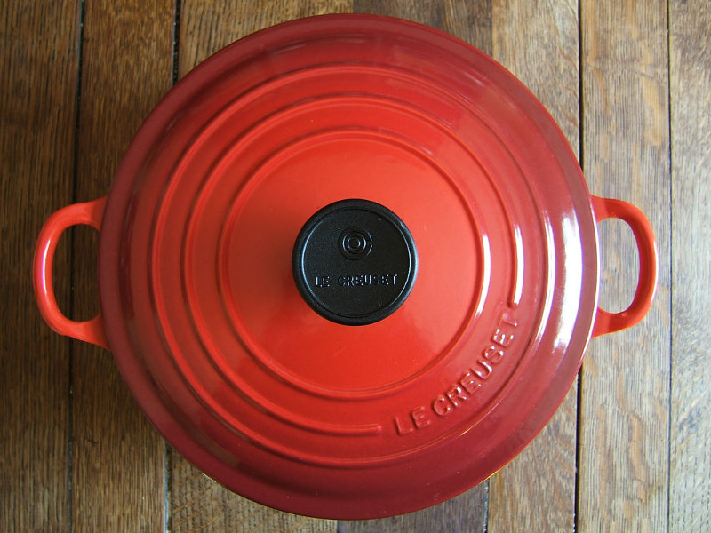 Signature saucepan with black knob? r/LeCreuset